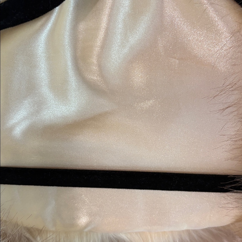 Unbranded faux fur wrap with lining one tail tucks thru the other OS - Picture 3 of 5